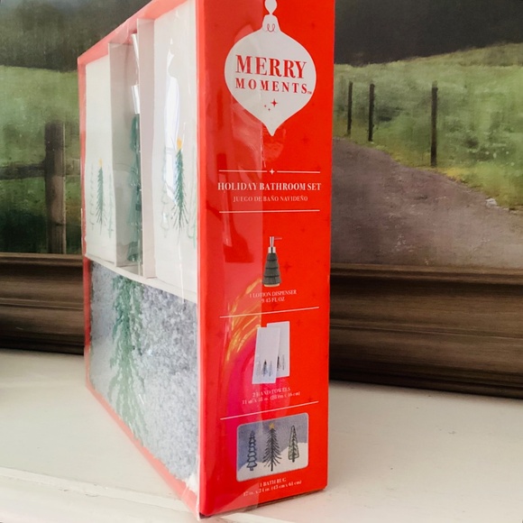 Merry Moments Holiday Bathroom Set 4pc Rug Towels Lotion Dispenser Christmas Dec - Picture 7 of 14